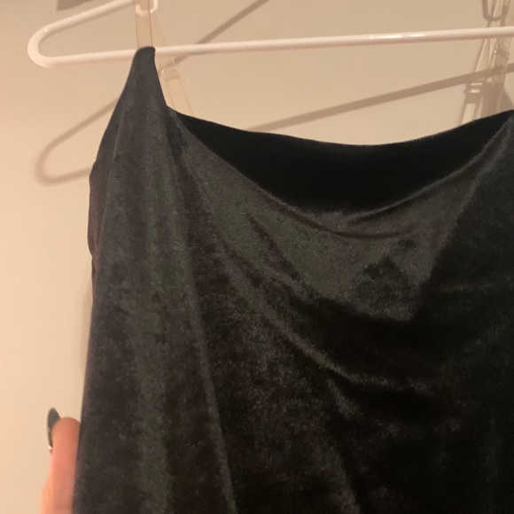 Velvet Black Form-Fitting Dress - Picture 2 of 2